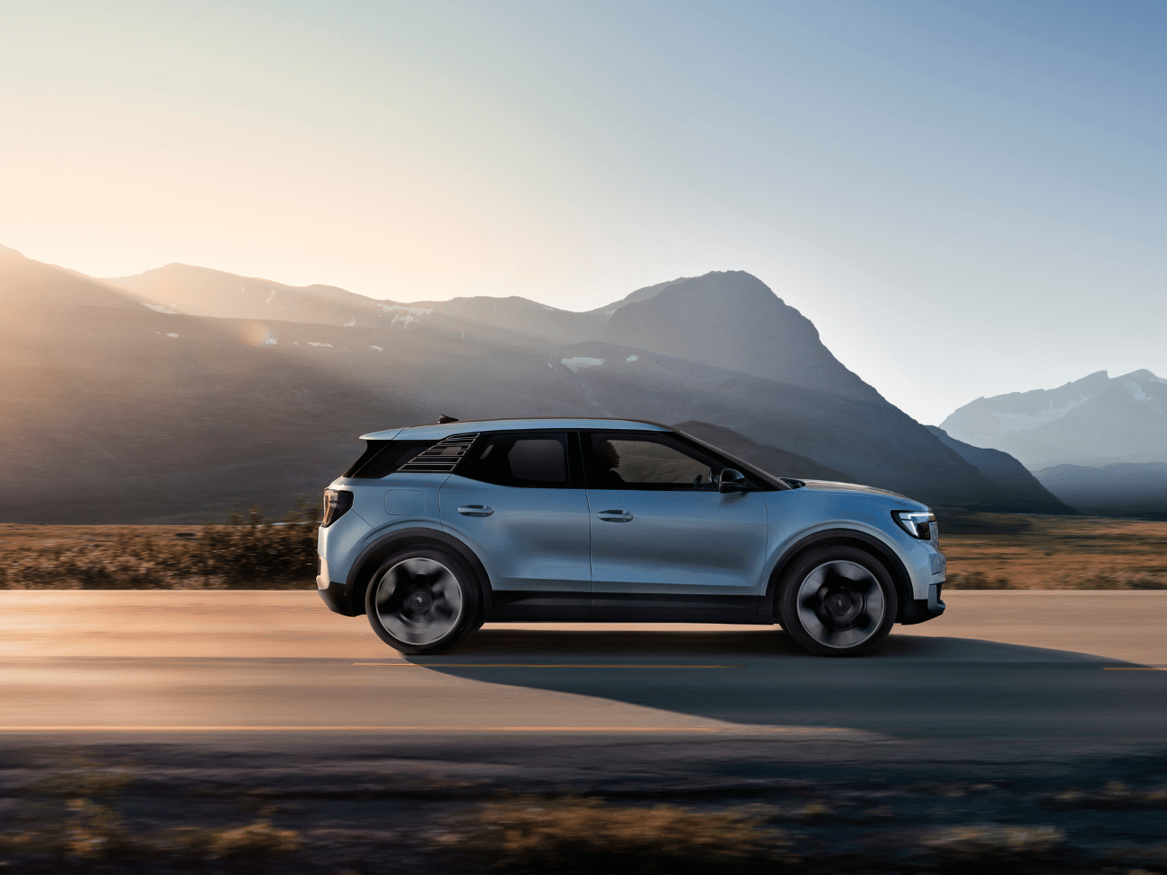 blå ford explorer kørende i naturen