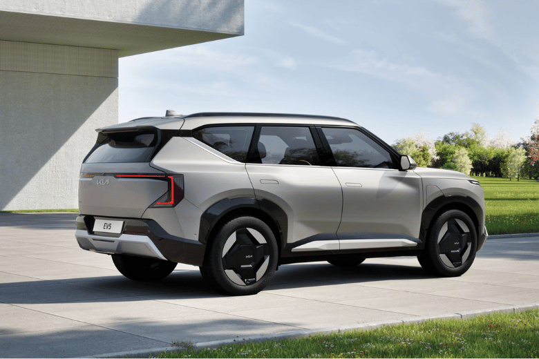 KiaEV5_boks blå suzuki e vitara