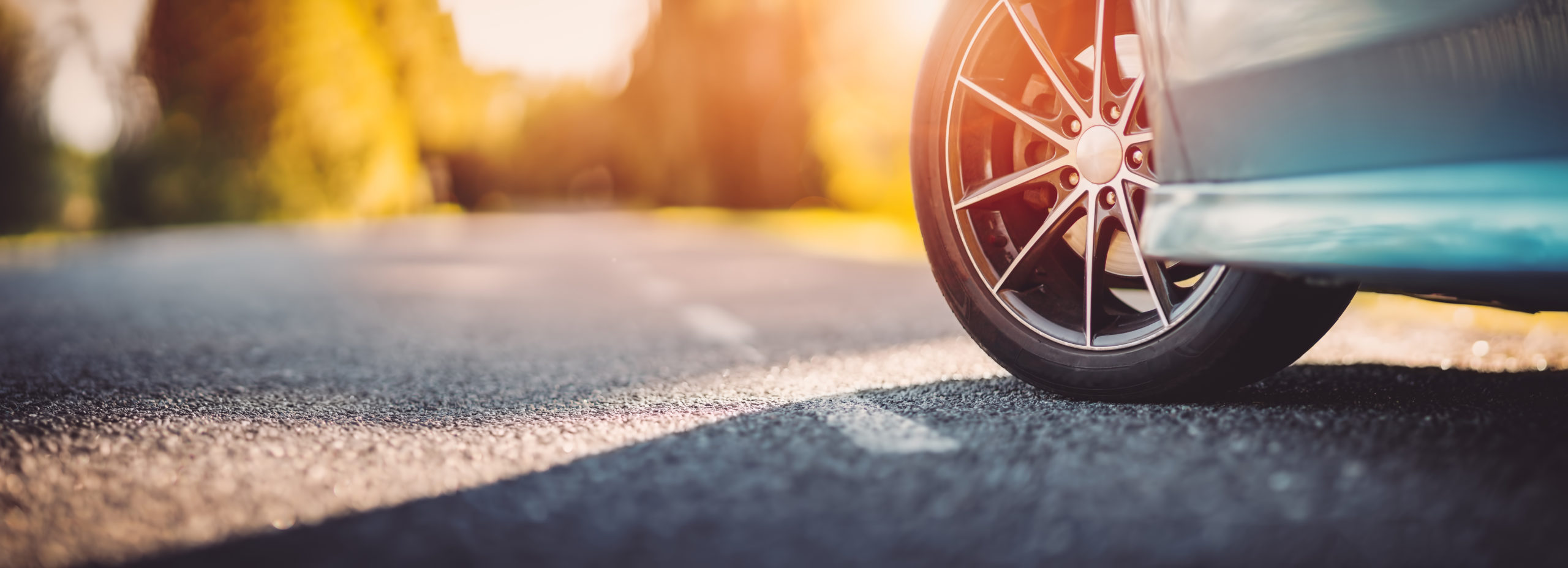 bil med sommerdæk på landevej om sommeren