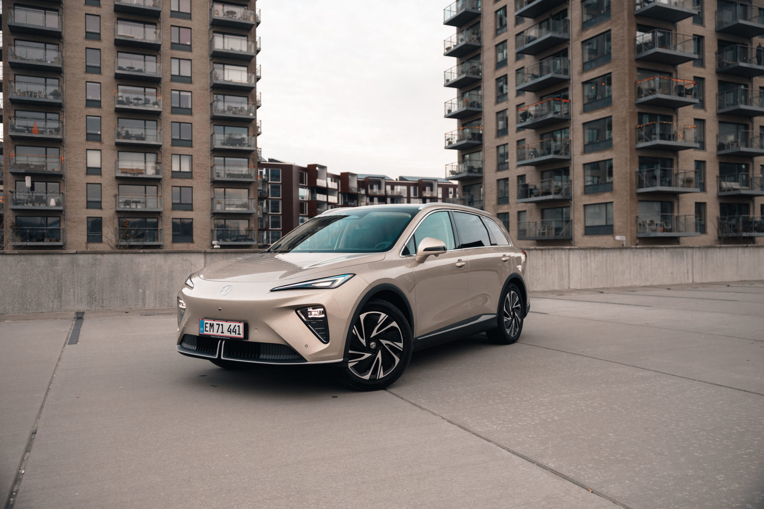 earthlander-7649 Kia EV2 sølv mat med hvid baggrund