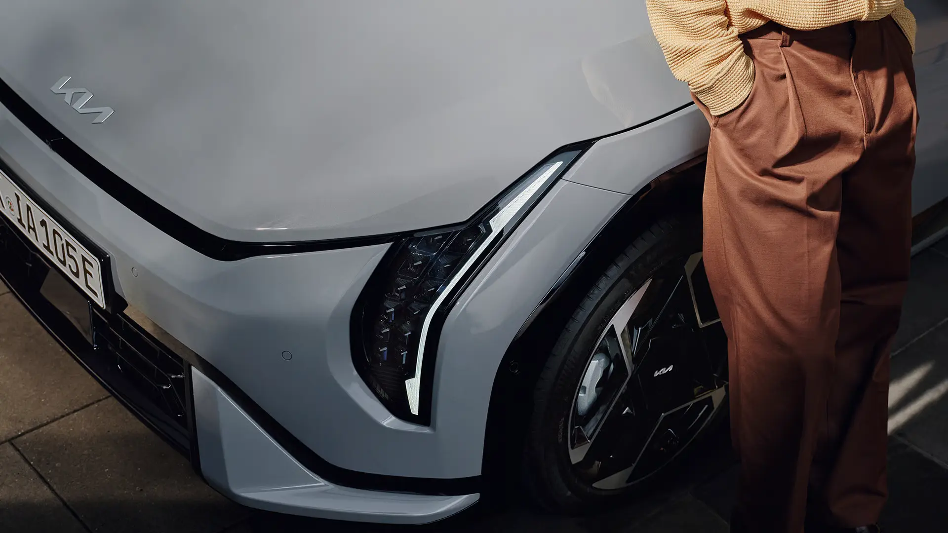 Kia PV5 Passenger miljøbillede - bilen set skråt bagfra