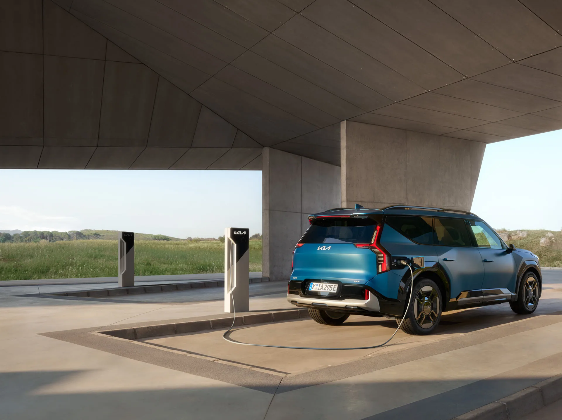 kia-ev9-my24-delp-charging-rear-w Blå kia ev9 bagfra