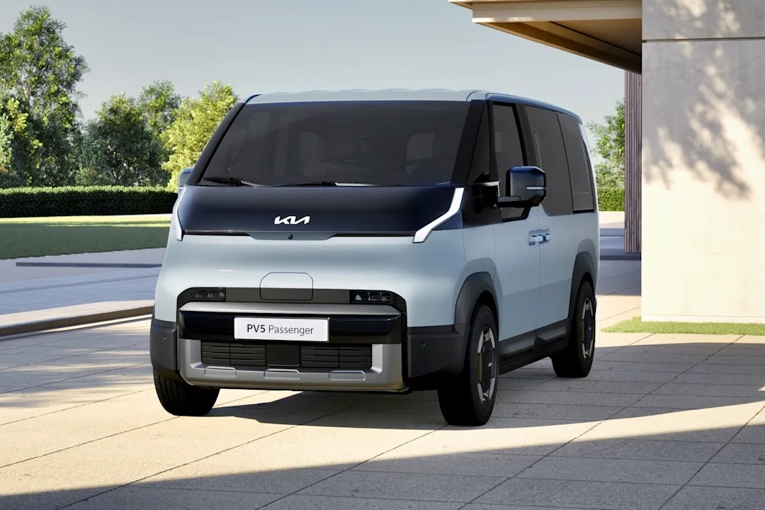 Kia PV5 Passenger miljøbillede - bilen set skråt forfra
