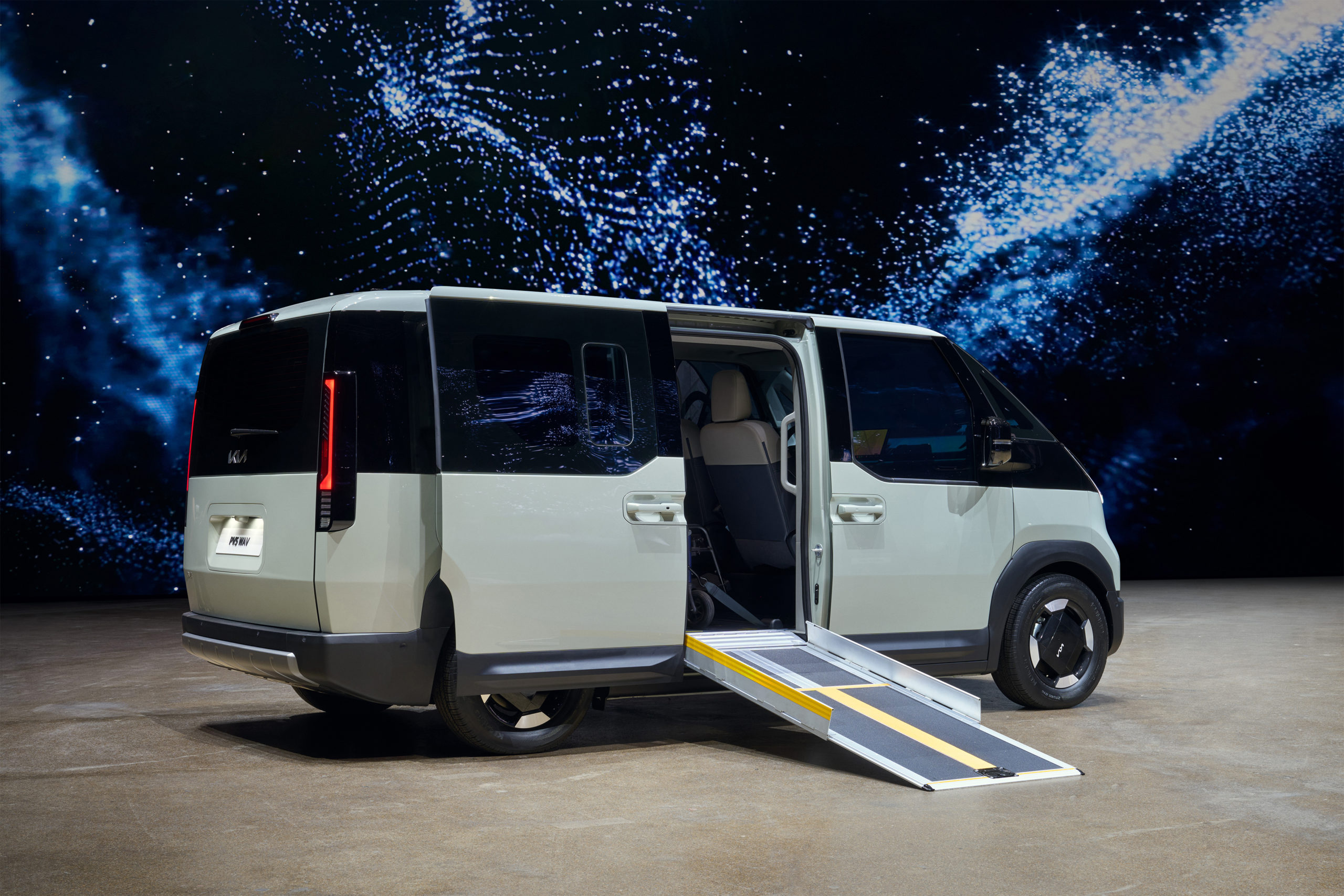 kia-pv5-wav-soft-mint-ext-event-static-print-3600x2400-004 Kia EV2 sølv mat med hvid baggrund