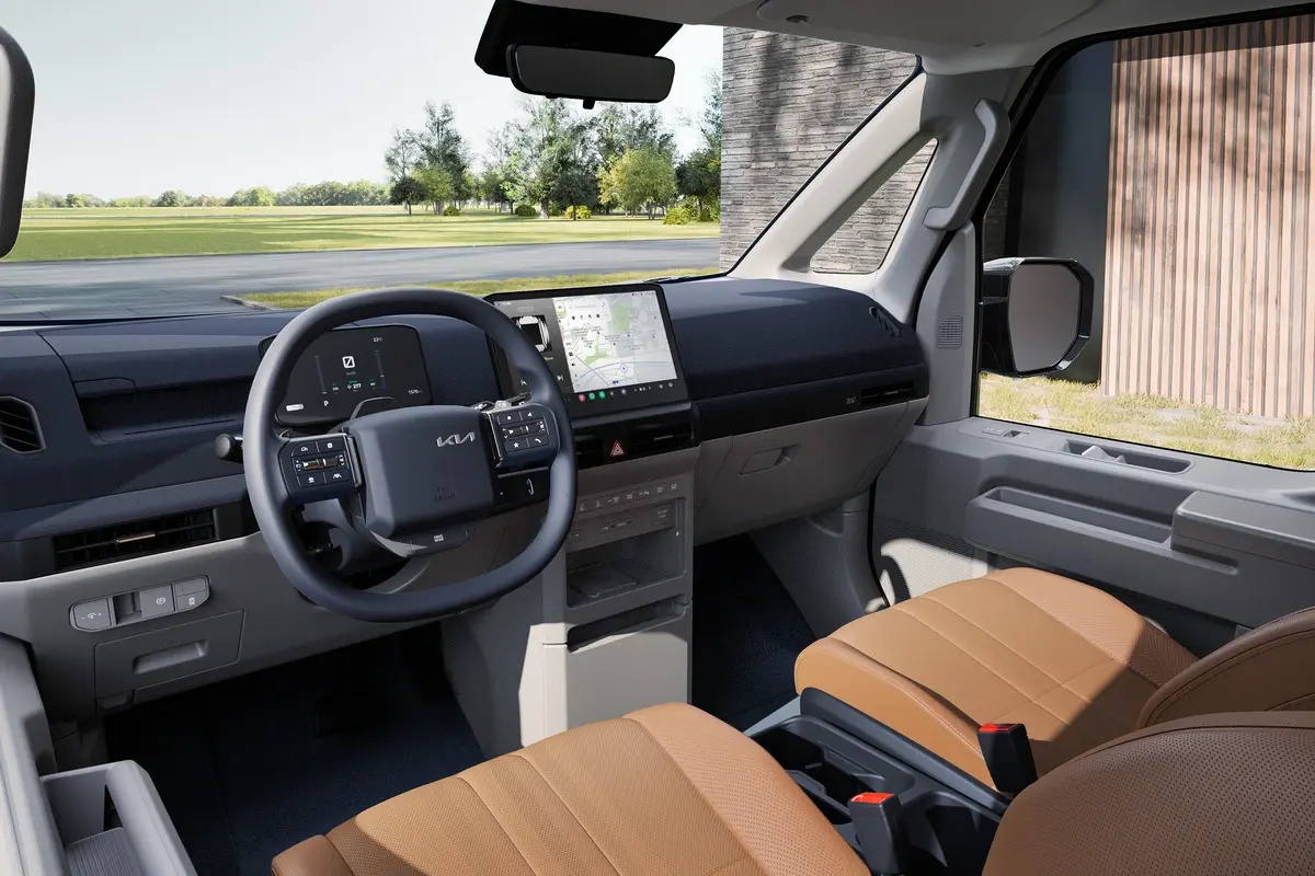 Kia PV5 Passenger billede inde i kabinen ved instrumentbrættet